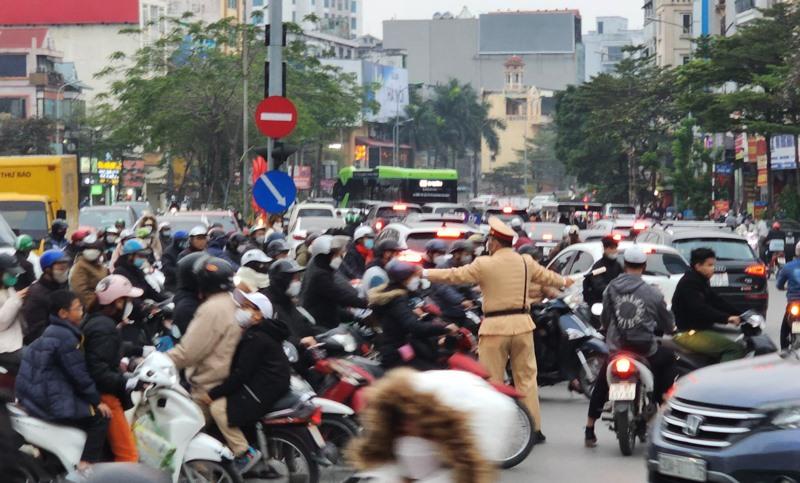 Công an chốt trực phân luồng chống ùn tắc khi người dân trở lại Hà Nội